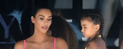Kim Kardashian y su hija North West Kim Kardashian y su hija North West