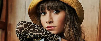 Aitana posando junto a una guitarra Aitana posando junto a una guitarra