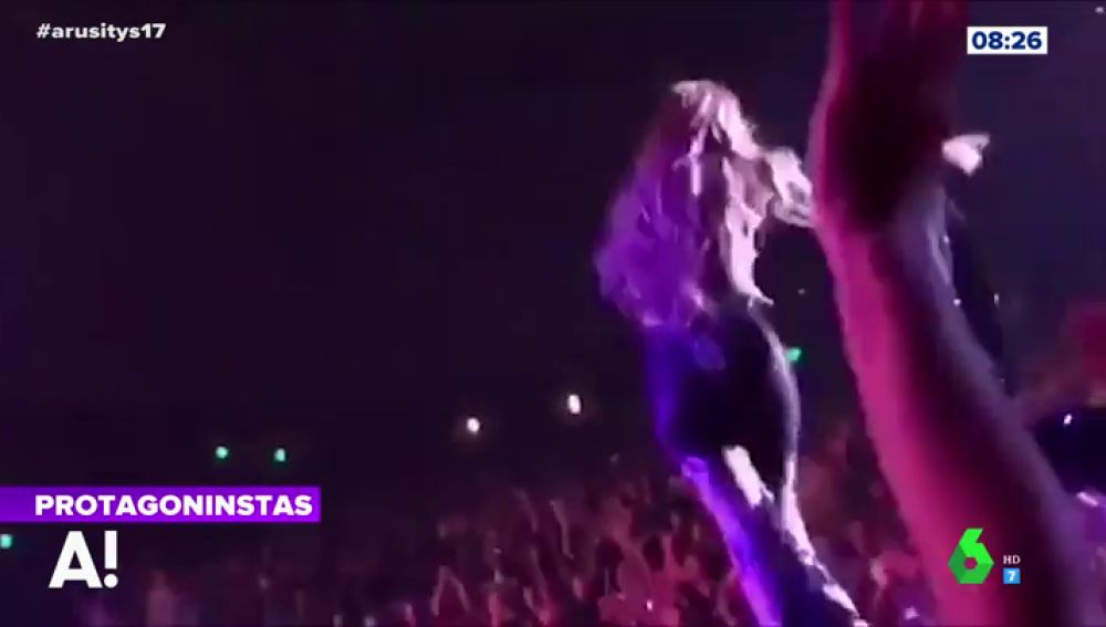 Jennifer Lopez se cae en medio de un concierto