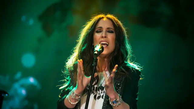 Malú protagoniza el momento más emotivo de la noche en 'El Hormiguero 3.0' cantando en directo 'Todos los secretos'