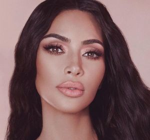 Kim Kardashian promocionando su línea de maquillaje Kim Kardashian promocionando su línea de maquillaje