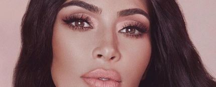 Kim Kardashian promocionando su línea de maquillaje
