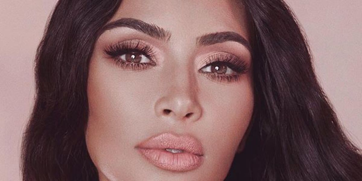Kim Kardashian promocionando su línea de maquillaje