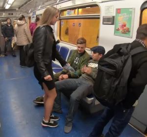 La reacción de una activista rusa contra el 'manspreading' La reacción de una activista rusa contra el 'manspreading'