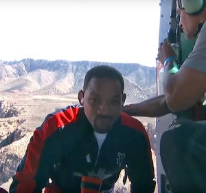 Will Smith a punto de saltar al vacío desde un helicóptero Will Smith a punto de saltar al vacío desde un helicóptero
