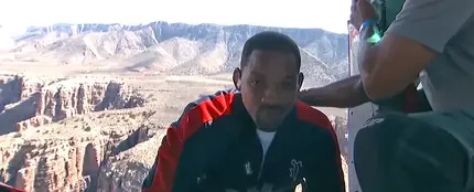 Will Smith a punto de saltar al vacío desde un helicóptero Will Smith a punto de saltar al vacío desde un helicóptero