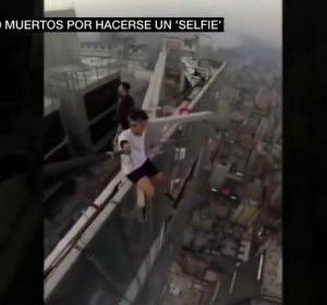 El 'postureo' llevado al extremo: más de 250 muertos en seis años por hacerse un selfie en un lugar peligroso El 'postureo' llevado al extremo: más de 250 muertos en seis años por hacerse un selfie en un lugar peligroso