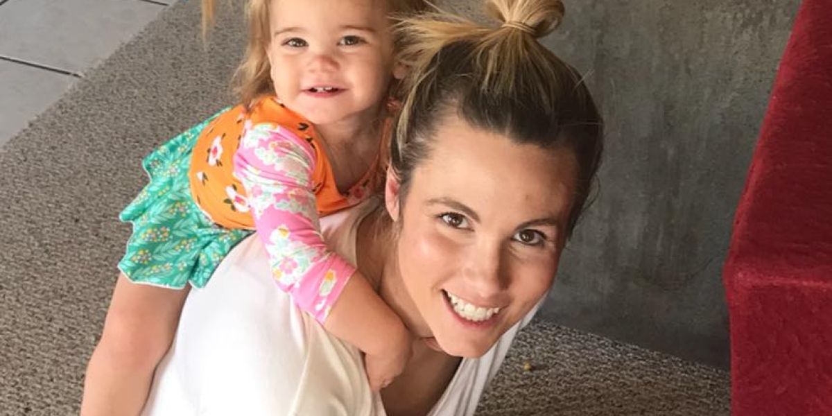 Amy Weatherday junto a su hija