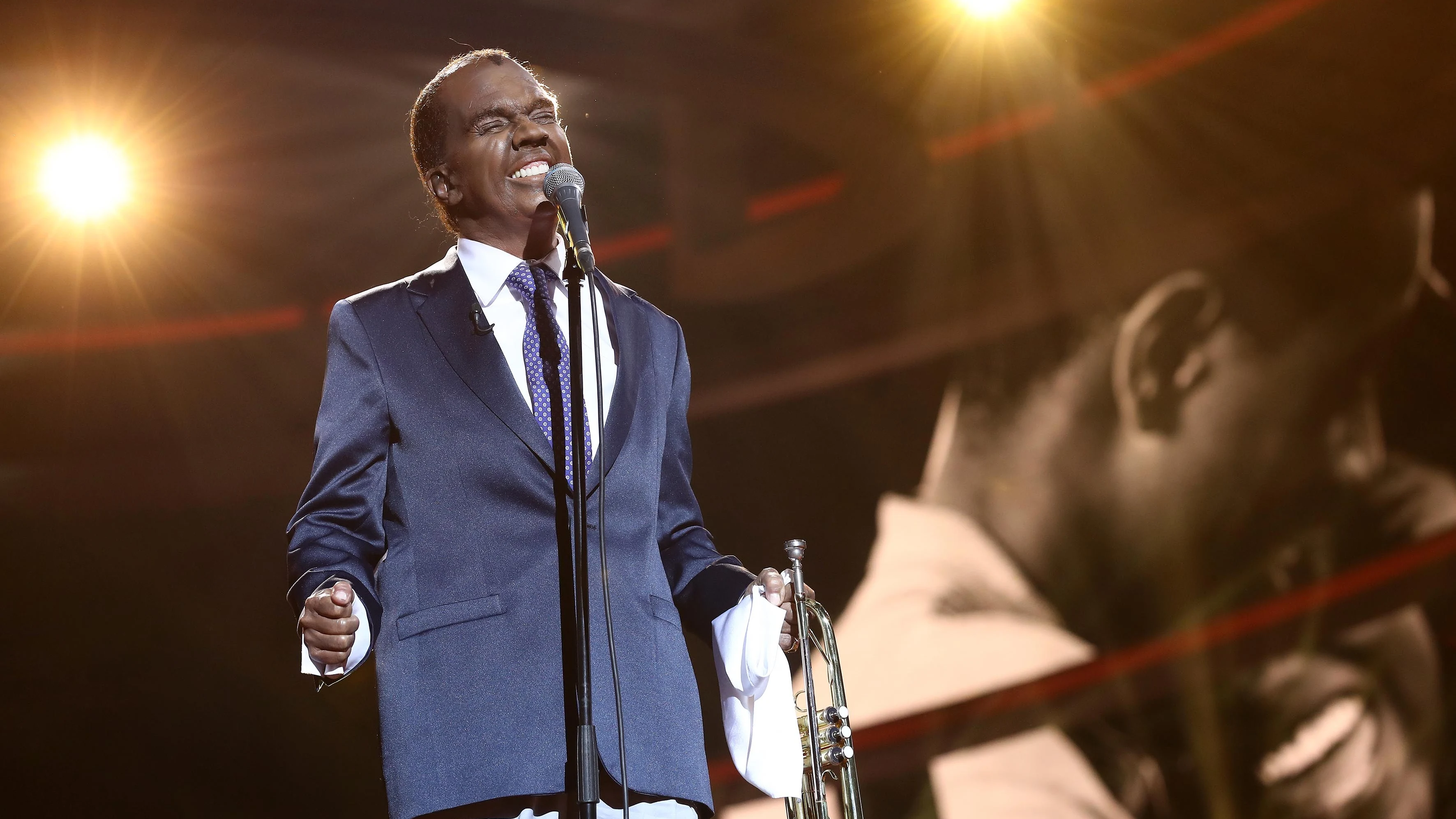 Belinda Washington nos emociona transformada en Louis Armstrong en ‘What a wonderful world’