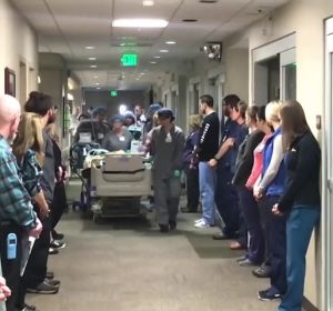El emotivo homenaje a un paciente que iba a donar sus órganos antes de ser desconectado El emotivo homenaje a un paciente que iba a donar sus órganos antes de ser desconectado