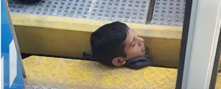 Rescate de un joven en una estación de tren en Argentina Rescate de un joven en una estación de tren en Argentina