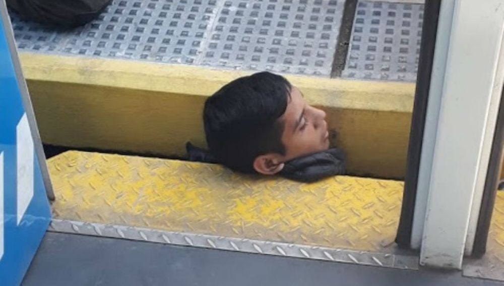 Rescate de un joven en una estación de tren en Argentina