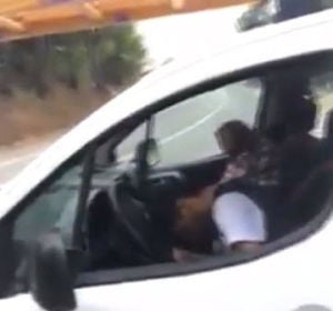 Detienen a un conductor que se quedó dormido en un stop Detienen a un conductor que se quedó dormido en un stop