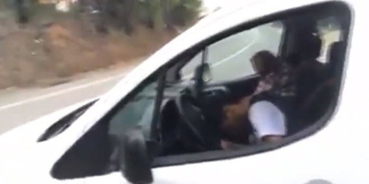 Detienen a un conductor que se quedó dormido en un stop