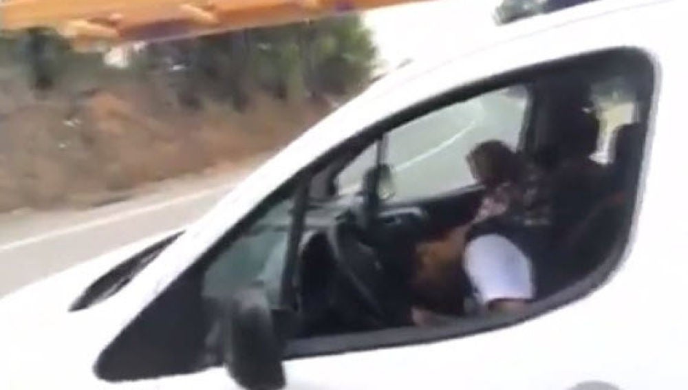 Detienen a un conductor que se quedó dormido en un stop 