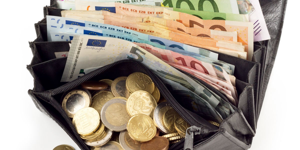 Cartera con mucho dinero