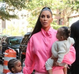 Kim Kardashian junto a su hija Chicago y su hijo Saint Kim Kardashian junto a su hija Chicago y su hijo Saint