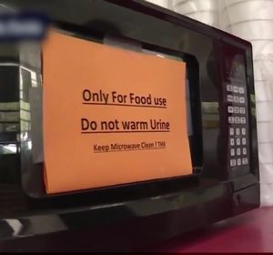 'Prohibido calentar orina': el surrealista cartel que se ha visto obligado a poner una gasolinera en su microondas 'Prohibido calentar orina': el surrealista cartel que se ha visto obligado a poner una gasolinera en su microondas