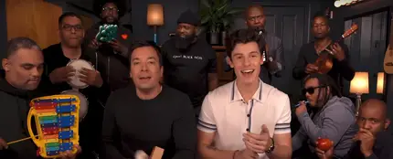 Shawn Mendes interpreta 'Treat your better' con Jimmy Fallon Shawn Mendes interpreta 'Treat your better' con Jimmy Fallon