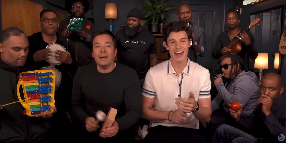 Shawn Mendes interpreta 'Treat your better' con Jimmy Fallon