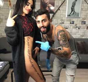 La estrella de la televisión Naz Mila luciendo orgullosa su tatuaje La estrella de la televisión Naz Mila luciendo orgullosa su tatuaje