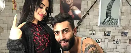 La estrella de la televisión Naz Mila luciendo orgullosa su tatuaje La estrella de la televisión Naz Mila luciendo orgullosa su tatuaje