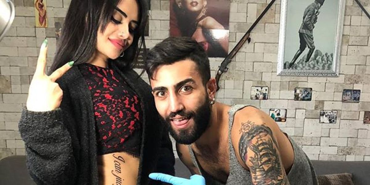 La estrella de la televisión Naz Mila luciendo orgullosa su tatuaje