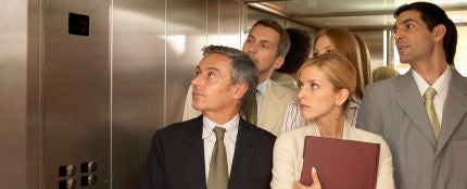 Personas dentro de un ascensor
