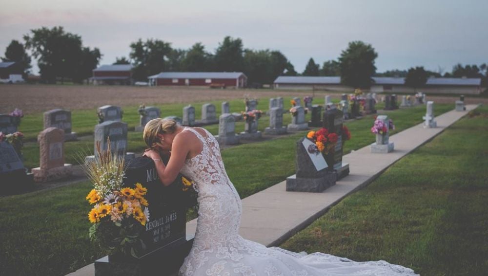 La joven junto a la tumba de su novio