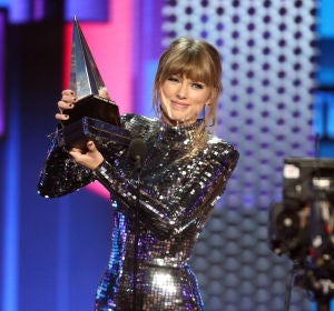 Taylor Swift recogiendo el premio a 'Mejor Artista' en los MTV AMAs 2018 Taylor Swift recogiendo el premio a 'Mejor Artista' en los MTV AMAs 2018