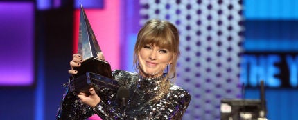 Taylor Swift recogiendo el premio a &#39;Mejor Artista&#39; en los MTV AMAs 2018