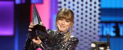 Taylor Swift recogiendo el premio a 'Mejor Artista' en los MTV AMAs 2018 Taylor Swift recogiendo el premio a 'Mejor Artista' en los MTV AMAs 2018