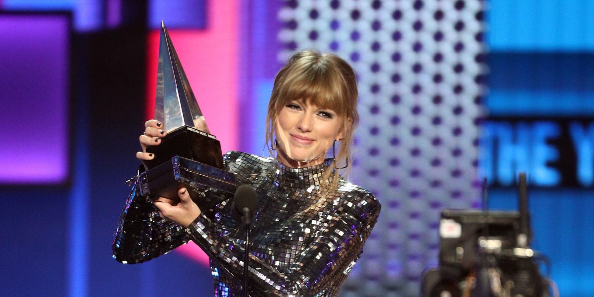 Taylor Swift recogiendo el premio a 'Mejor Artista' en los MTV AMAs 2018
