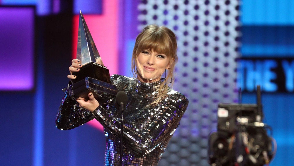 Taylor Swift recogiendo el premio a 'Mejor Artista' en los MTV AMAs 2018