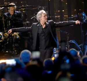 Bon Jovi durante su actuación en el Rock & Roll Hall of Fame Bon Jovi durante su actuación en el Rock & Roll Hall of Fame