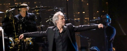 Bon Jovi durante su actuación en el Rock &amp; Roll Hall of Fame 