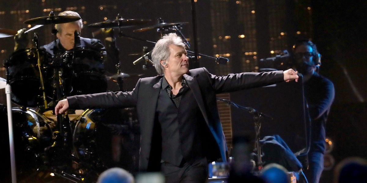Bon Jovi durante su actuación en el Rock & Roll Hall of Fame