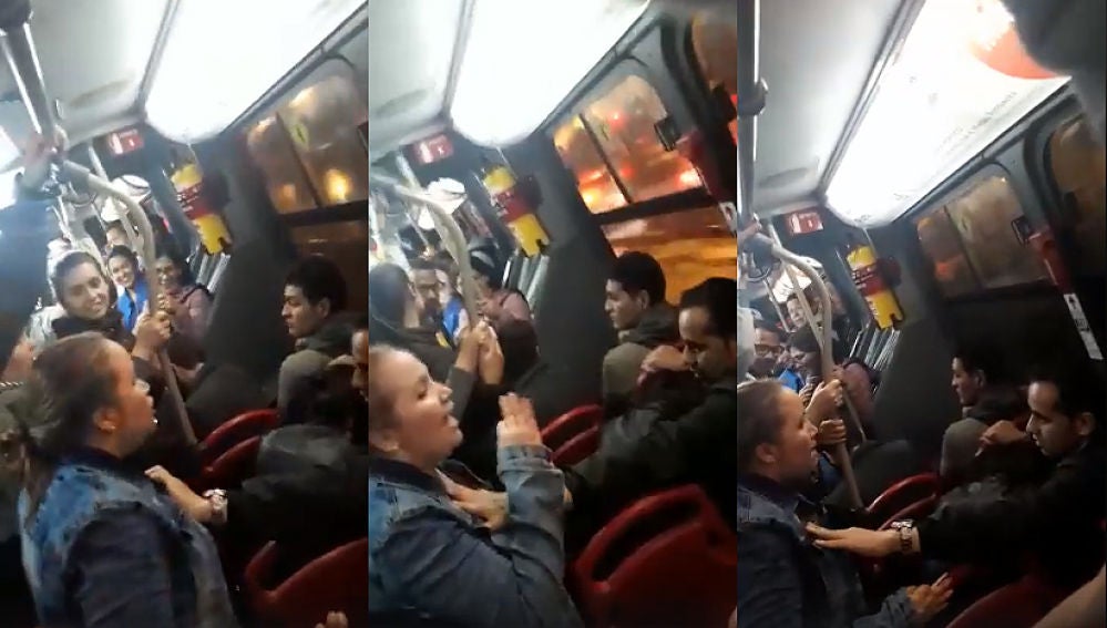 Una mujer pilla a su marido con su amante en un autobús