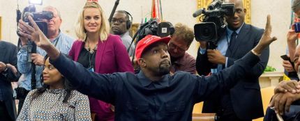 El rapero estadounidense Kanye West en el Despacho Oval de la Casa Blanca