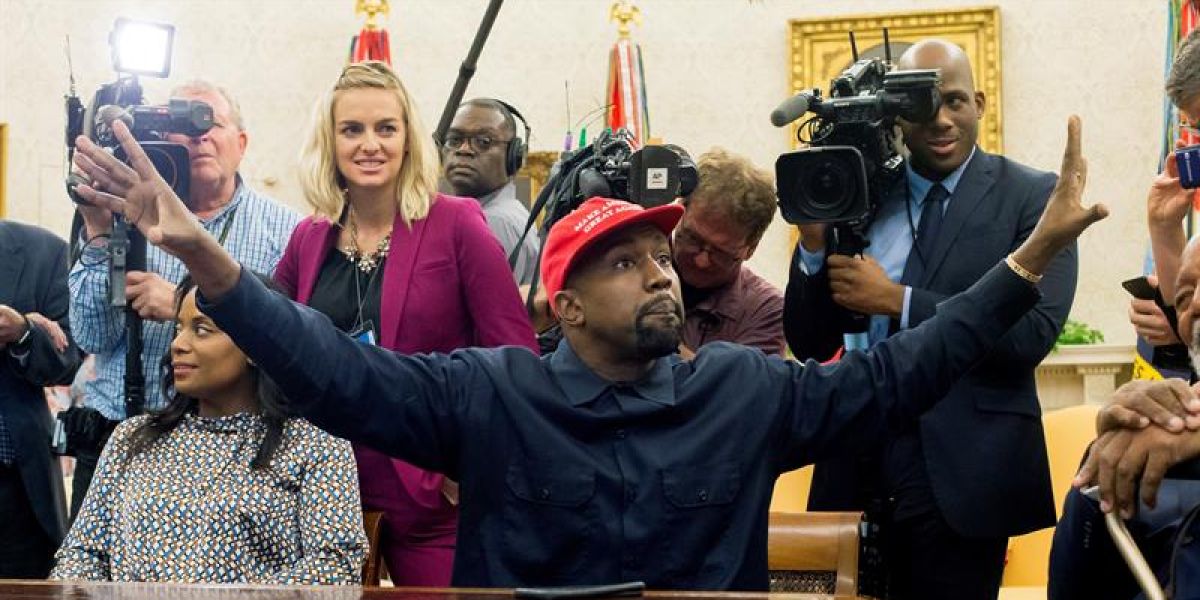 El rapero estadounidense Kanye West en el Despacho Oval de la Casa Blanca