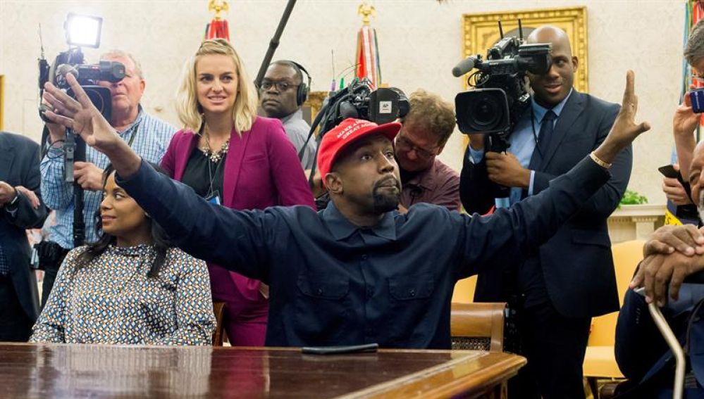 El rapero estadounidense Kanye West en el Despacho Oval de la Casa Blanca