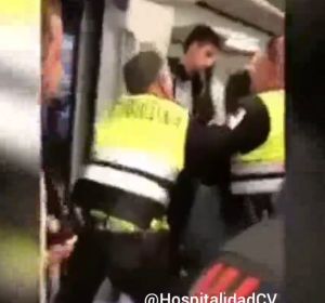 Un vídeo muestra cómo dos guardias de seguridad de Renfe empujan y echan a un joven negro por no enseñarles el billete Un vídeo muestra cómo dos guardias de seguridad de Renfe empujan y echan a un joven negro por no enseñarles el billete