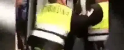 Un vídeo muestra cómo dos guardias de seguridad de Renfe empujan y echan a un joven negro por no enseñarles el billete Un vídeo muestra cómo dos guardias de seguridad de Renfe empujan y echan a un joven negro por no enseñarles el billete