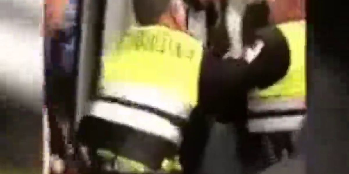 Un vídeo muestra cómo dos guardias de seguridad de Renfe empujan y echan a un joven negro por no enseñarles el billete