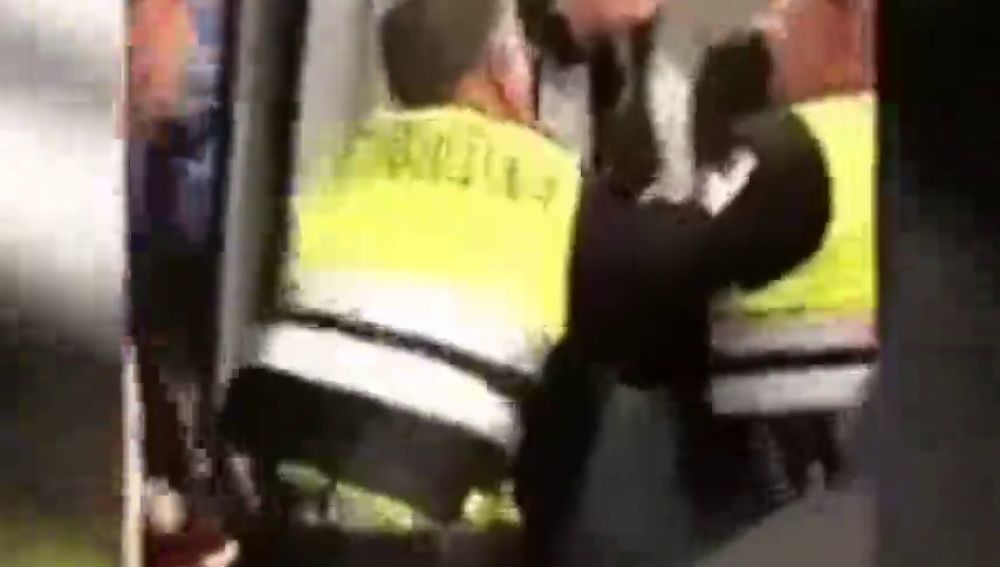 Un vídeo muestra cómo dos guardias de seguridad de Renfe empujan y echan a un joven negro por no enseñarles el billete