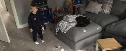 Un niño de tres años cubre su salón recién reformado de pintura blanca