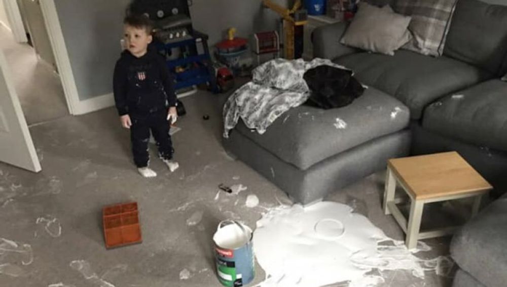 Un niño de tres años cubre su salón recién reformado de pintura blanca