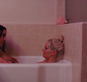 Tove Lo y Ana Coto en el cortometraje 'Blue Lips' Tove Lo y Ana Coto en el cortometraje 'Blue Lips'