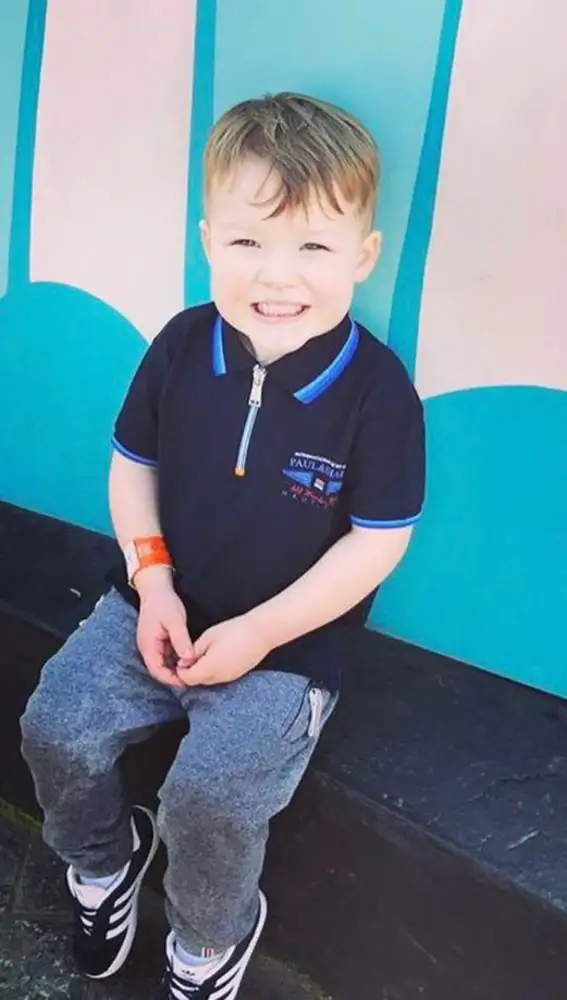 Un niño de tres años cubre su salón recién reformado de pintura blanca Un niño de tres años cubre su salón recién reformado de pintura blanca