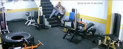 Un hombre propina una brutal paliza a su expareja en Colombia Un hombre propina una brutal paliza a su expareja en Colombia